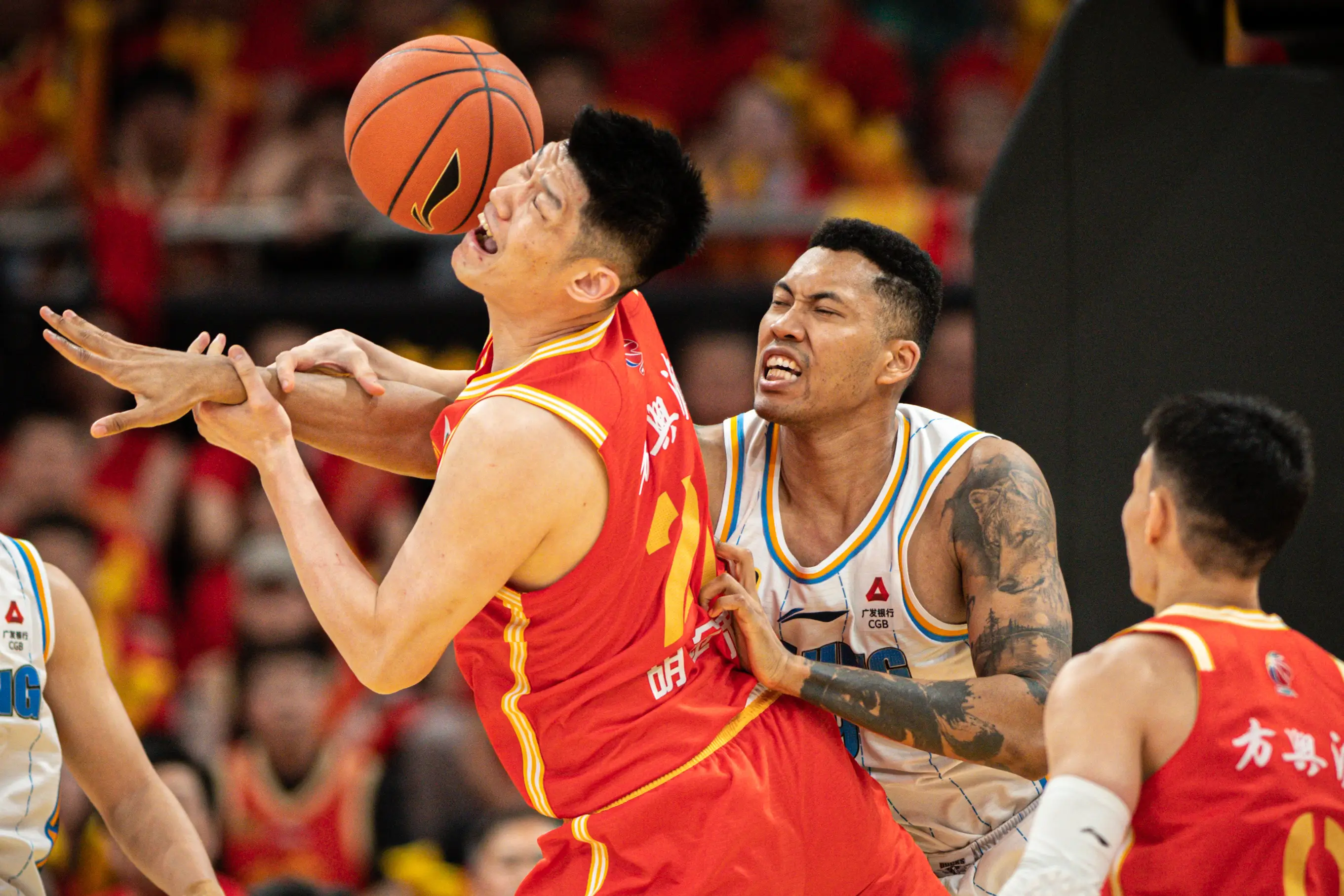 热辣对决！看球员们的顽强拼搏